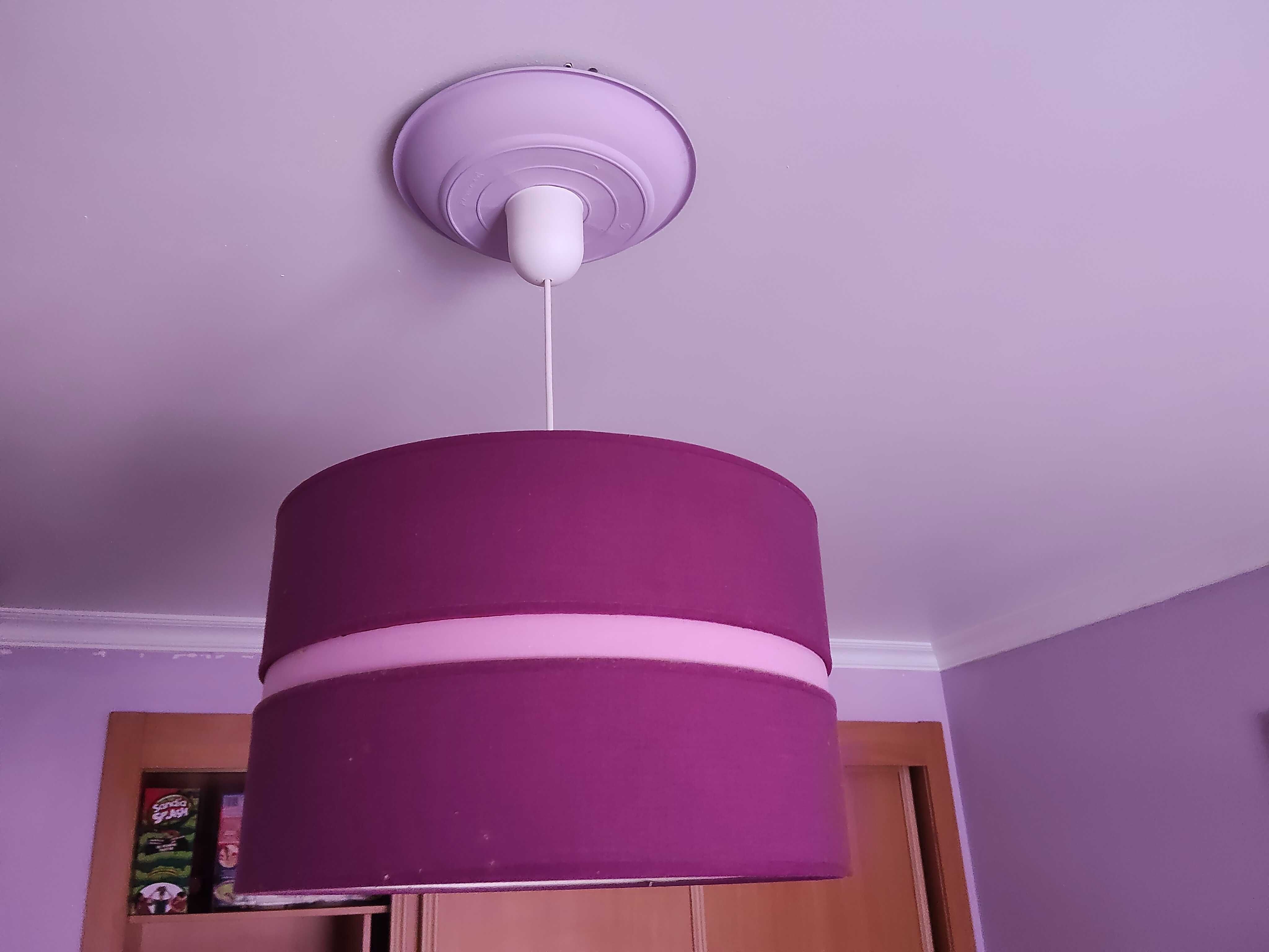 Candeeiro de tecto violeta e lilás
