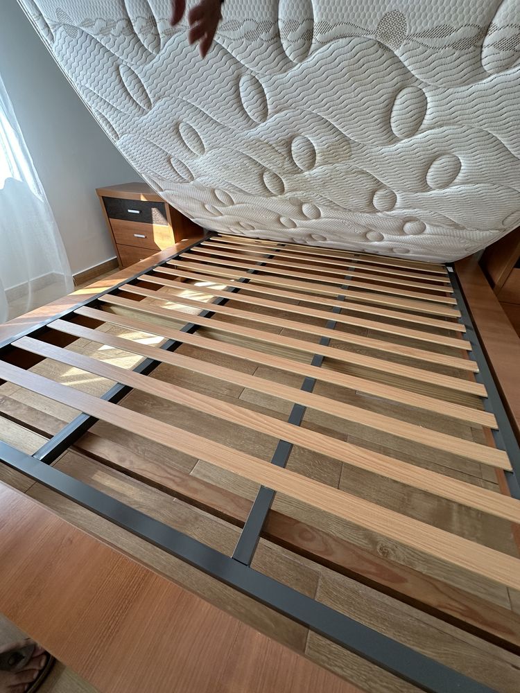 Cama de casal com mesas