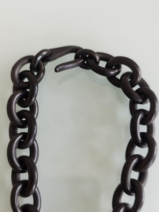 Lindo colar vitoriano com porta-retratos em guta-percha.