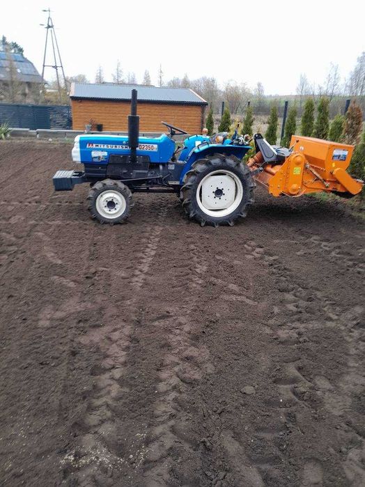 Usługa traktorkiem w ogrodach