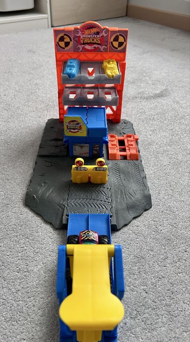 Hot Wheels Monstertruck demolka na stacji