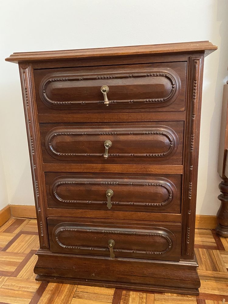 Mobília de quarto (Cama, cabeceiras e cómoda)