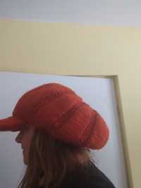 Duży beret,czapka z daszkiem robione na drutach