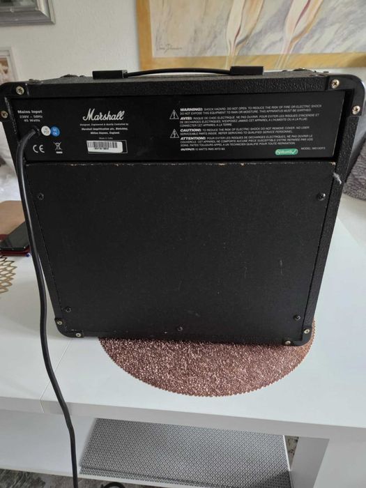 Sprzedam combo gitarowe Marshall 15 DFX W dobrym stanie z efektami.