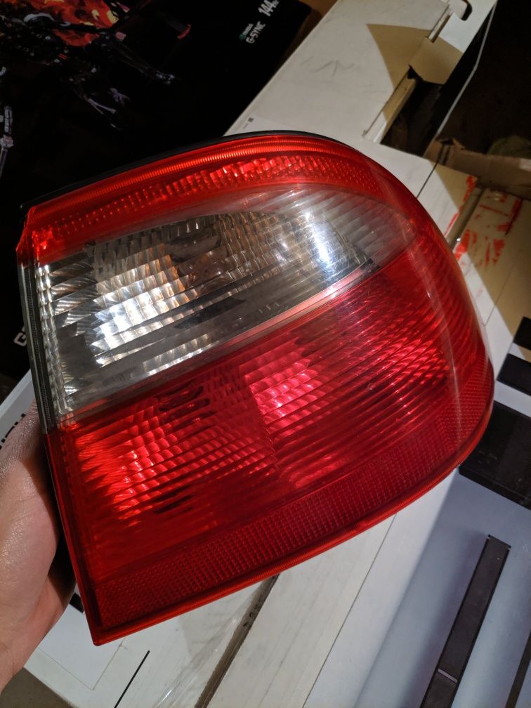 Lampa tylna zewnętrzna Saab 9-5 sedan Prawe, zewnętrzna, wewnętrzna