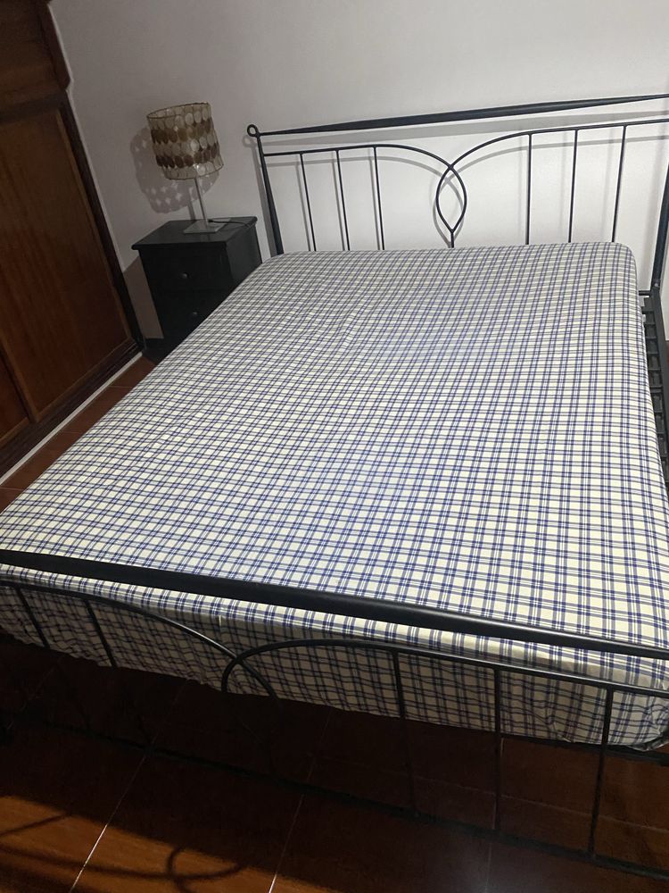 Cama de casal de ferro preto
