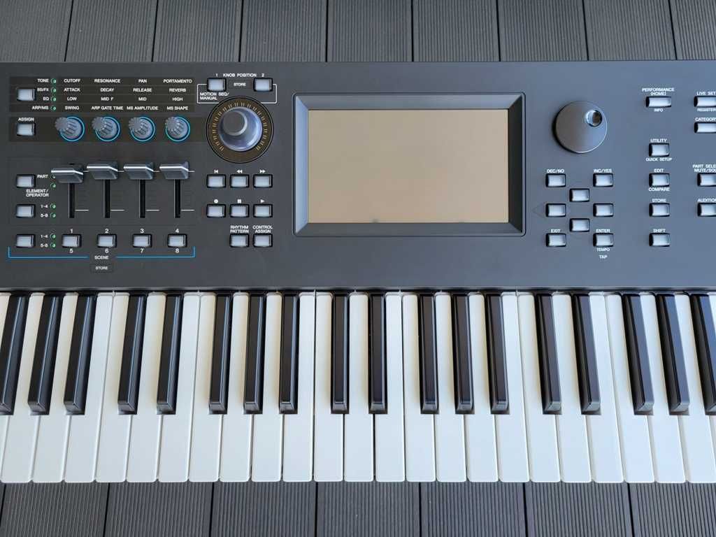 Yamaha MODX7 + pokrowiec