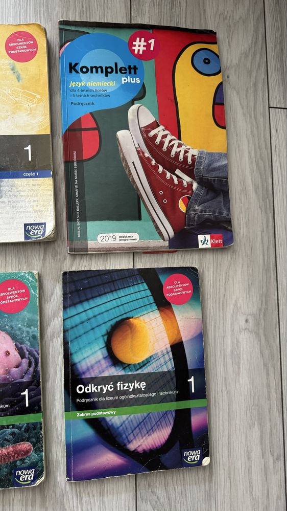 Książki podreczniki do 1 klasy liceum technikum biologia fizyka itp.