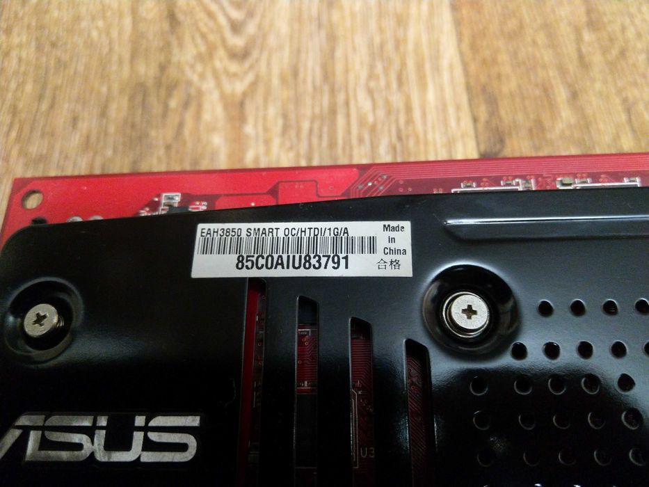 Asus HD3850 1 GB. (GDDR2 256bit)
