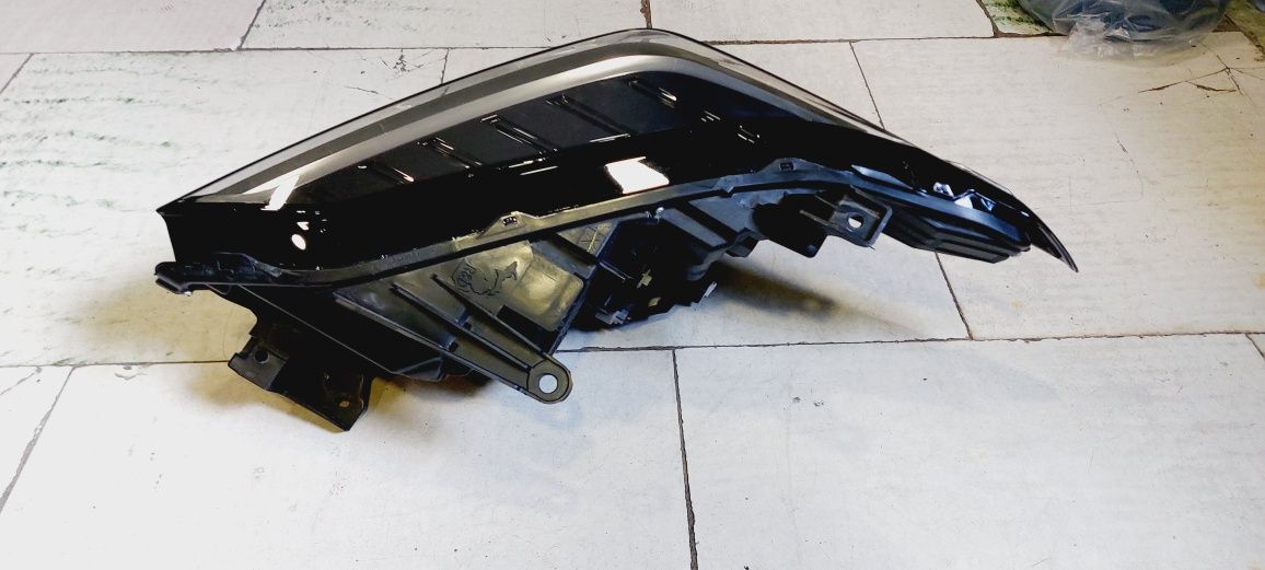 Фара Toyota Sequoia Tundra 2022 2023 2024 2025 full led правая фари