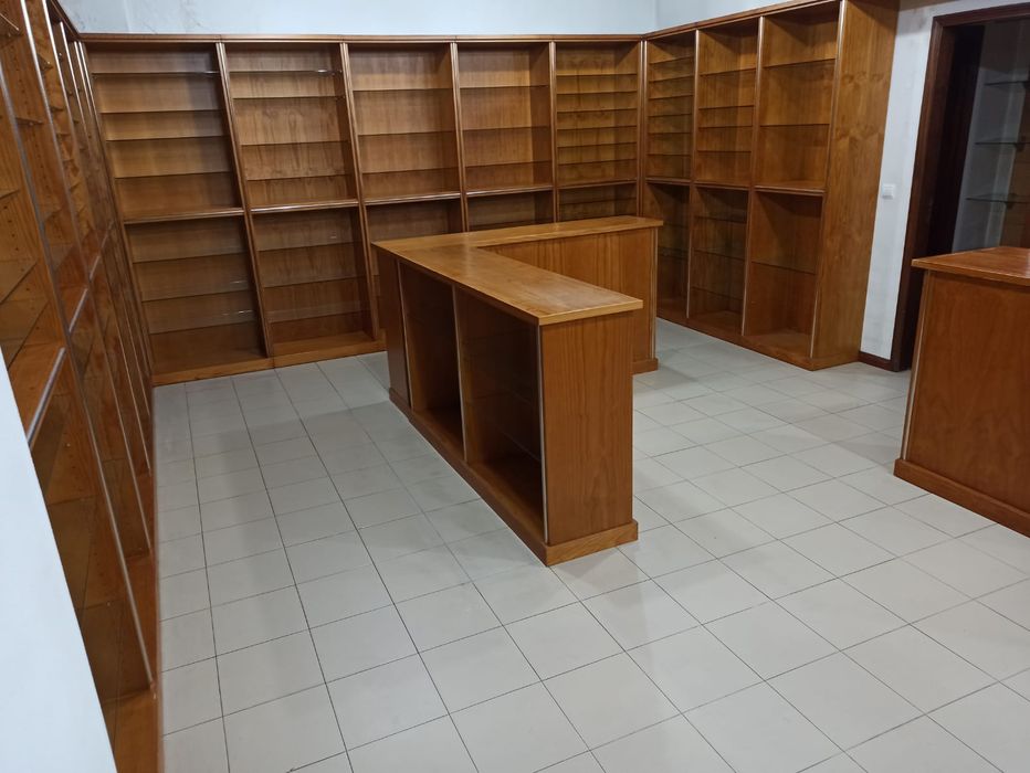 Estanteria com balcão e 2 móveis em L.