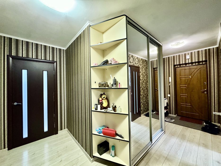 Продаж 2к квартири 65 кв. м на вул. Миколаївська 6