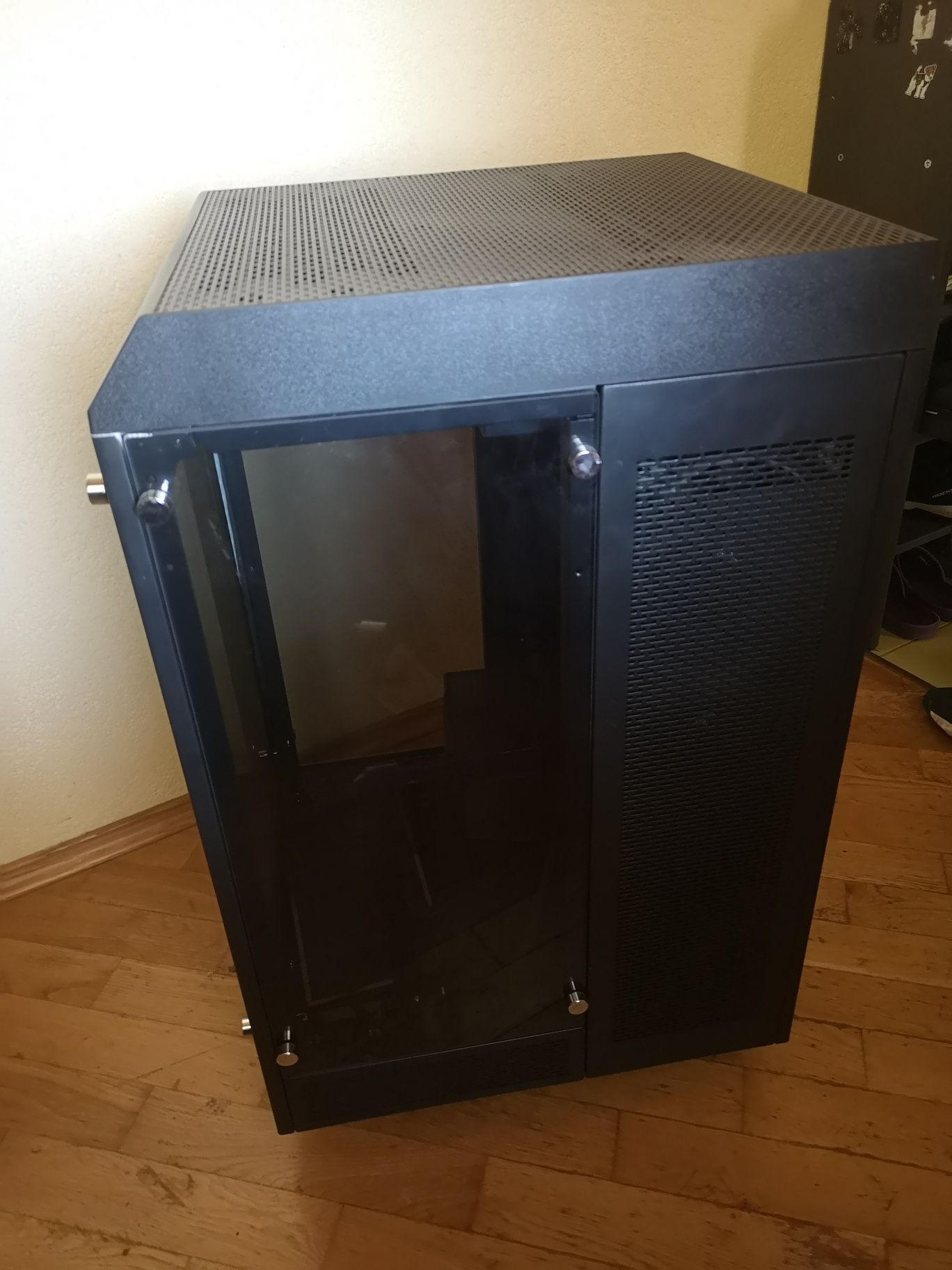 Корпус THERMALTAKE на  колесах з системою охолодження z490 Aorus xtre