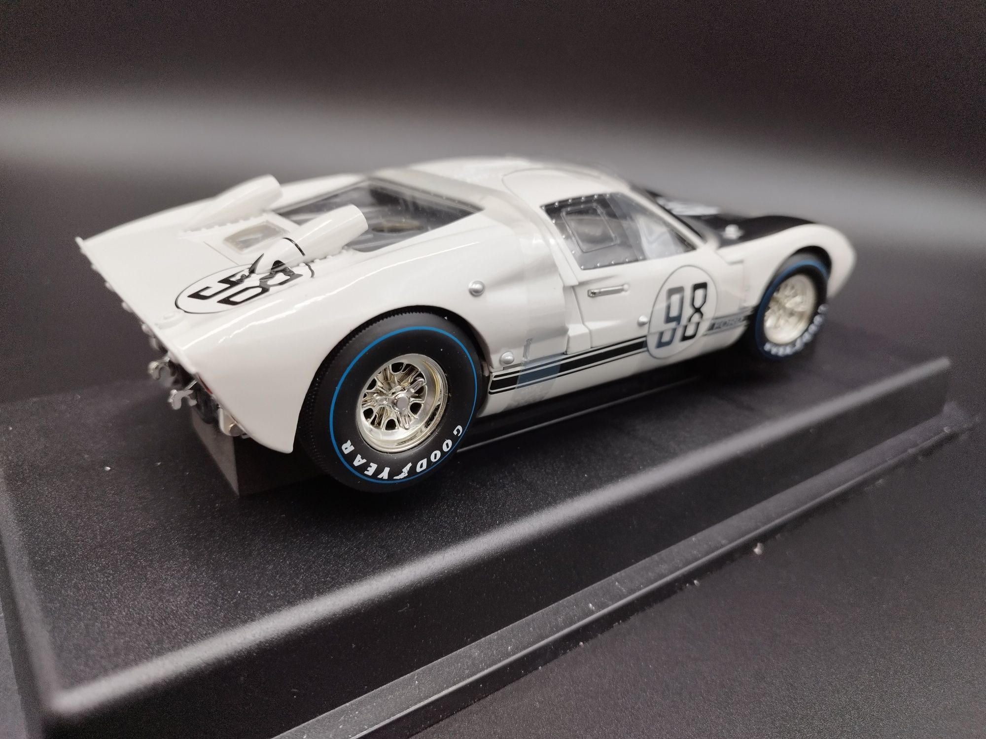 1:18 Shelby COLLECTIBLES  Ford GT40 MK ll model