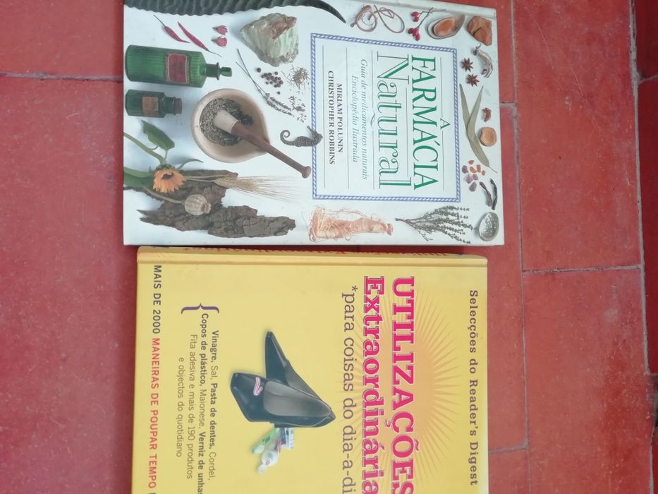 Caixa com vários livros de culinária