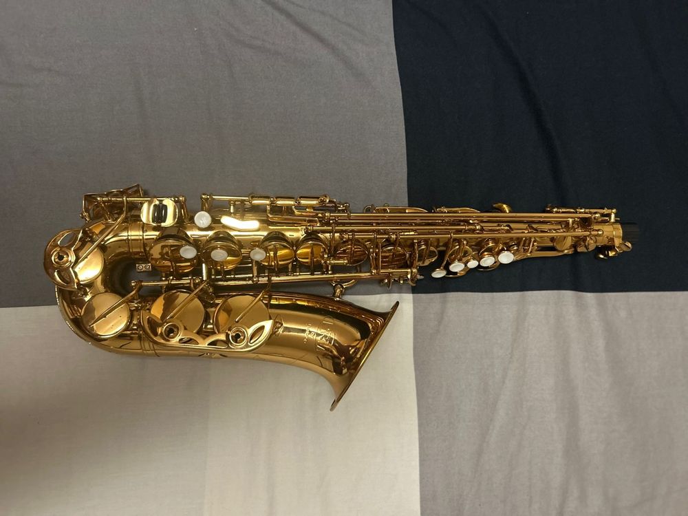 Saxofone alto com estojo; em bom estado