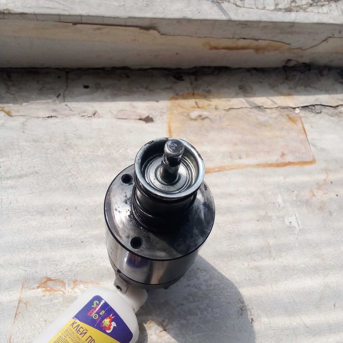 Втягивающее реле стартера.