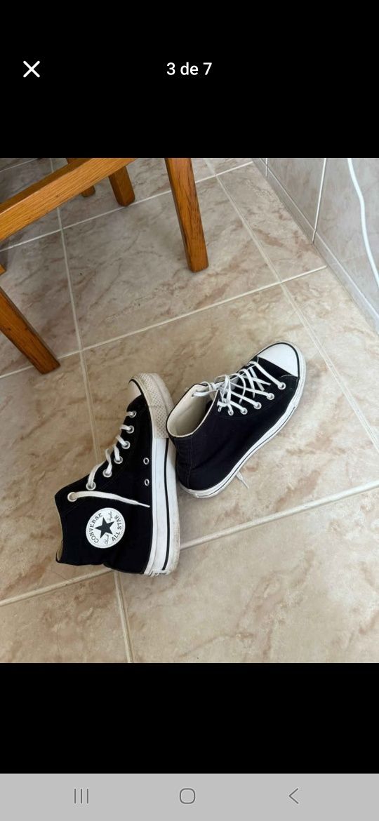 Sapatilhas brancas da marca Converse. Em ótimo estado, usadas, mas bem