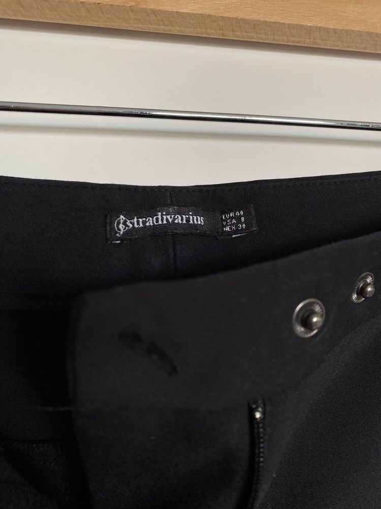 Czarne długie eleganckie spodnie z czerwonym lampasem stradivarius 40