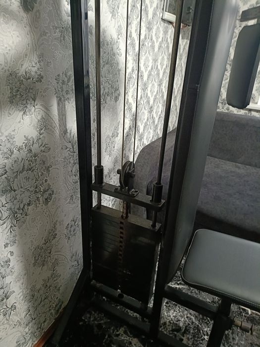 Тренажер зведення грудей