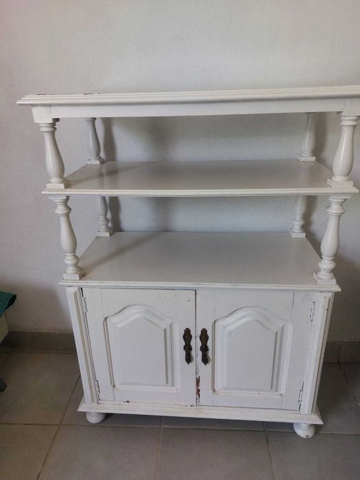 Estante branca para tv com 3 andares e 2 portas