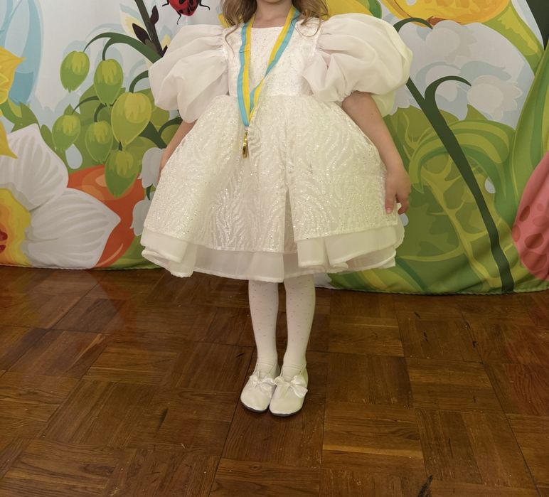 Продам святкову сукню для  вашої принцеси на вік 5 - 6 років .