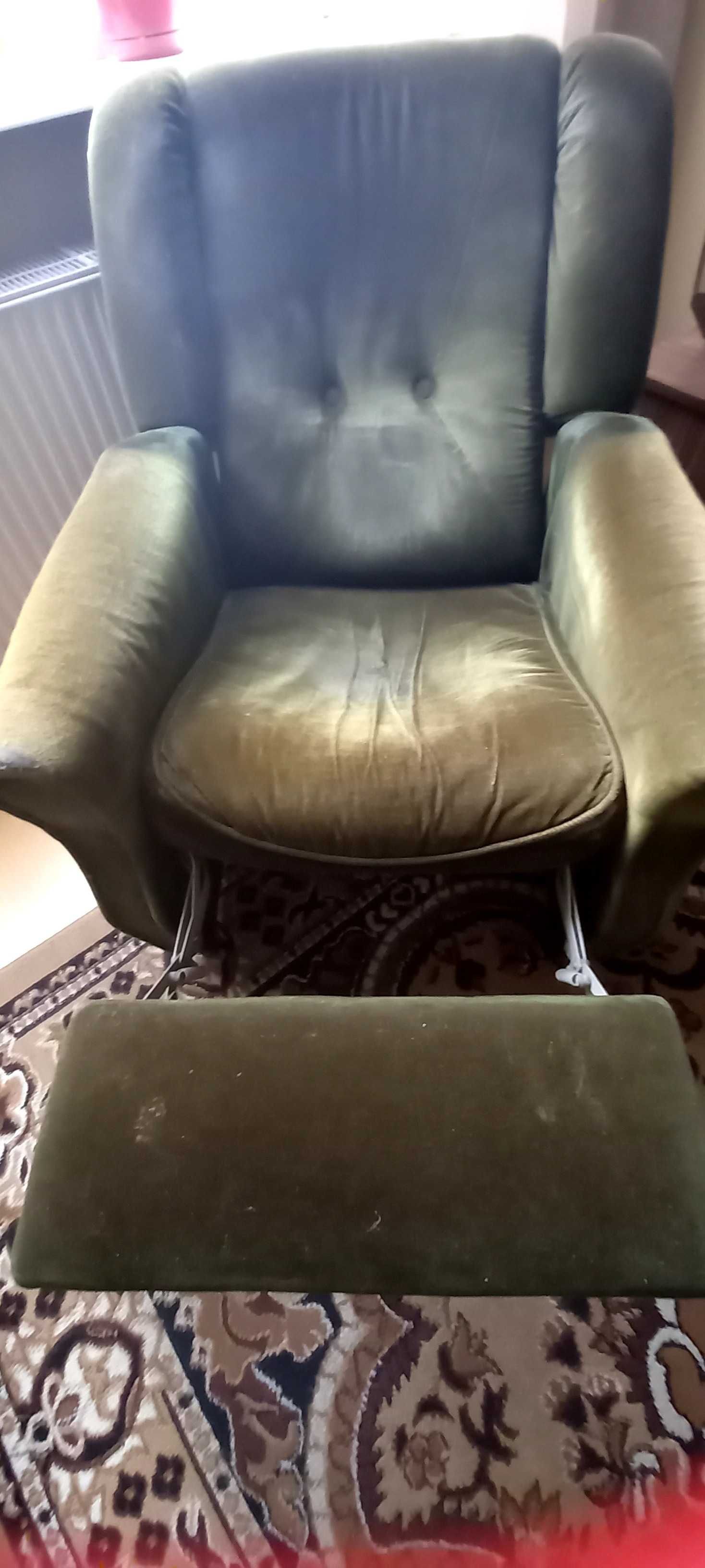 Fotel z wysuwanym podnóżkiem