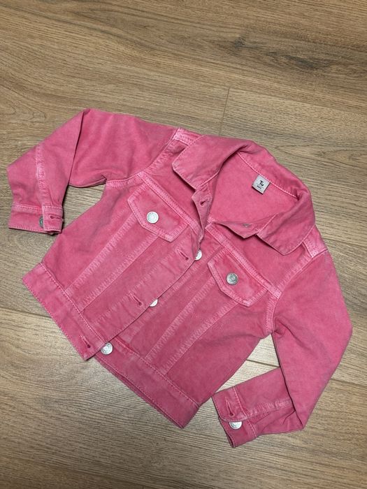 Рожева дитяча джинсівка з ефектом потертостей | 98-104 розмір