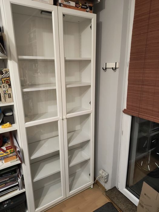Regał Billy IKEA szklane drzwi