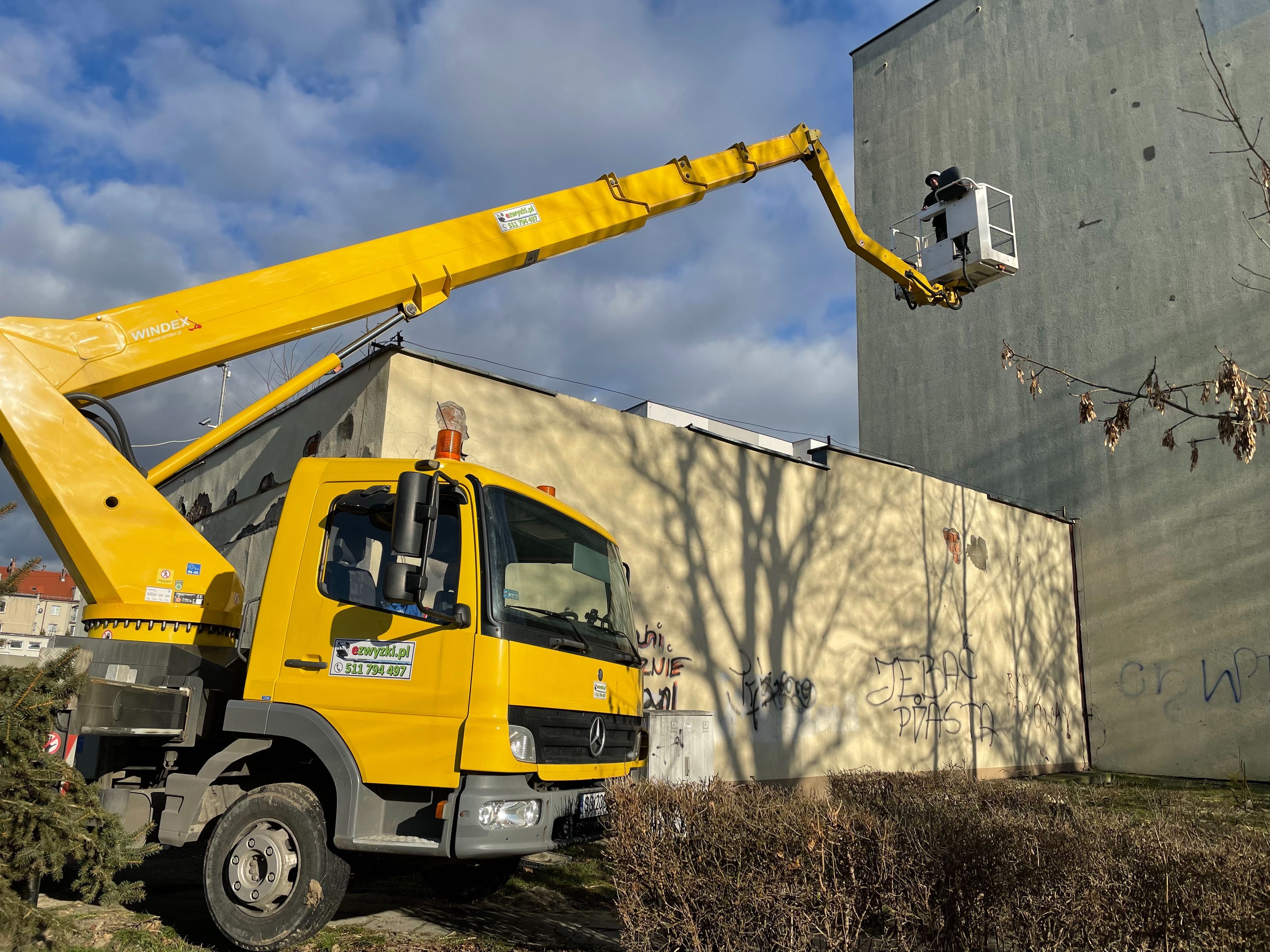 Podnośnik koszowy podest nożycowy zwyżka do 35m z operatorem lub bez