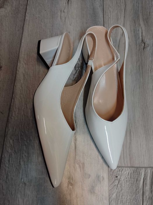 (40) Ekskluzywne, białe czółenka wieczorowe z odkrytą piętą, NOWE