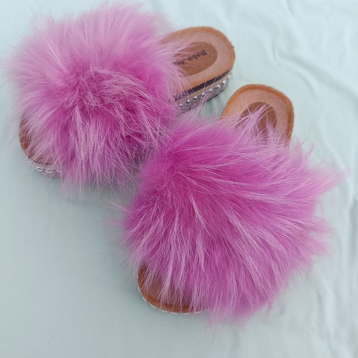 Klapki damskie obszyte naturalnym futrem jenota