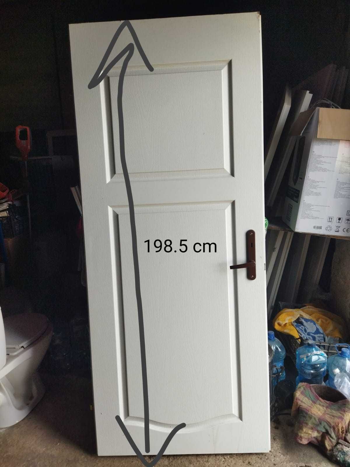 Skrzydła drzwi białe z okuciami z zamkami 82 cm ( 80 cm)