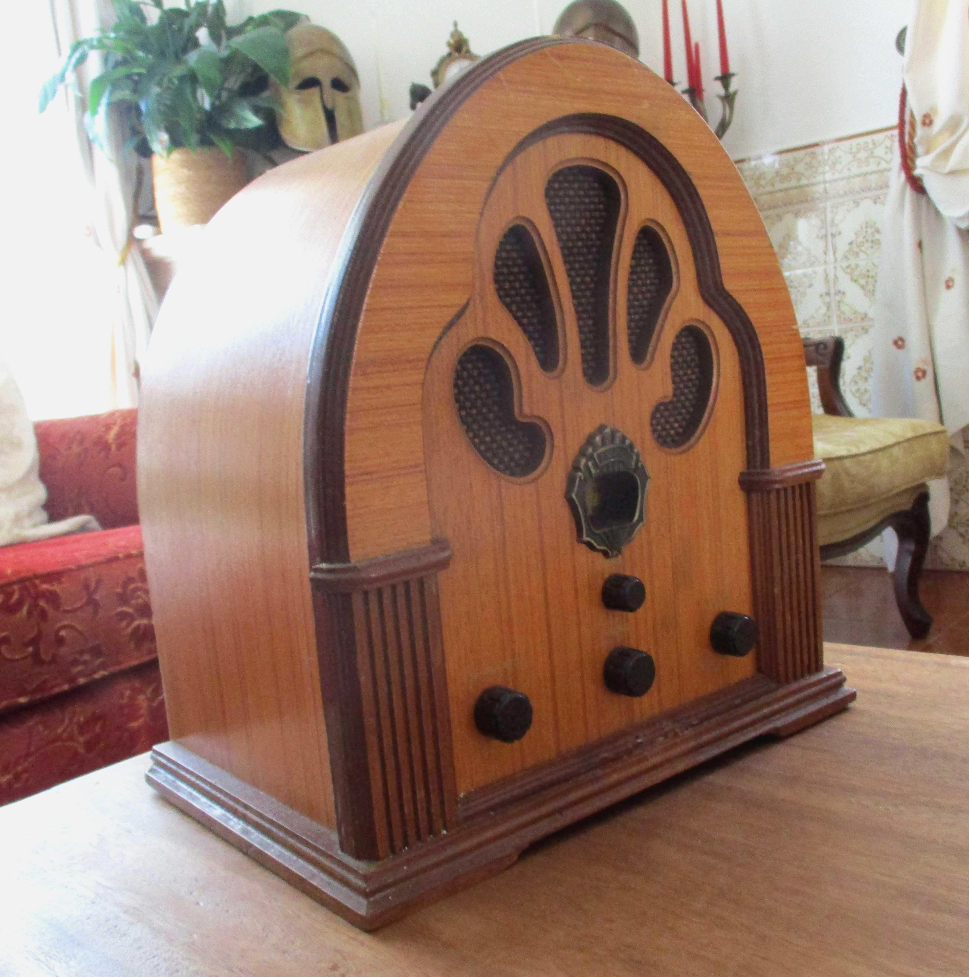Radio antigo de Madeira dos anos 70