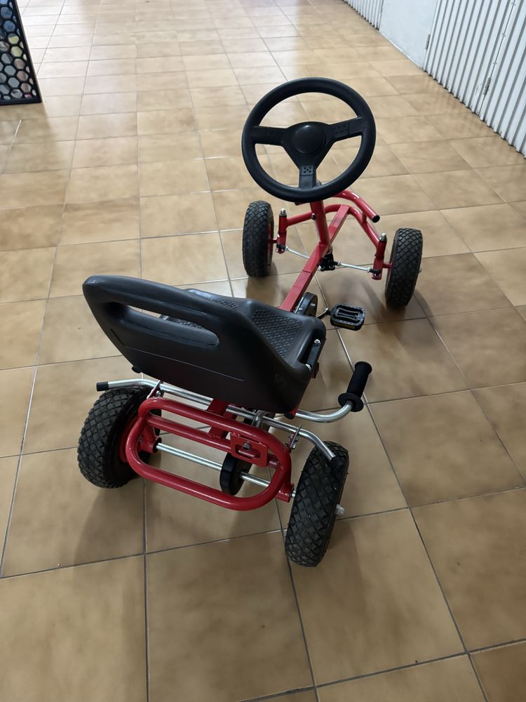 Carro a pedais para criança