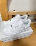 Białe buty Nike Air Force 1'07 w rozmiarze 40