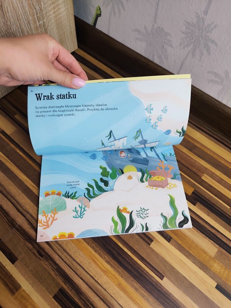 Unikat Usborne Lubię naklejać. Syrenki  Książka z naklejkami