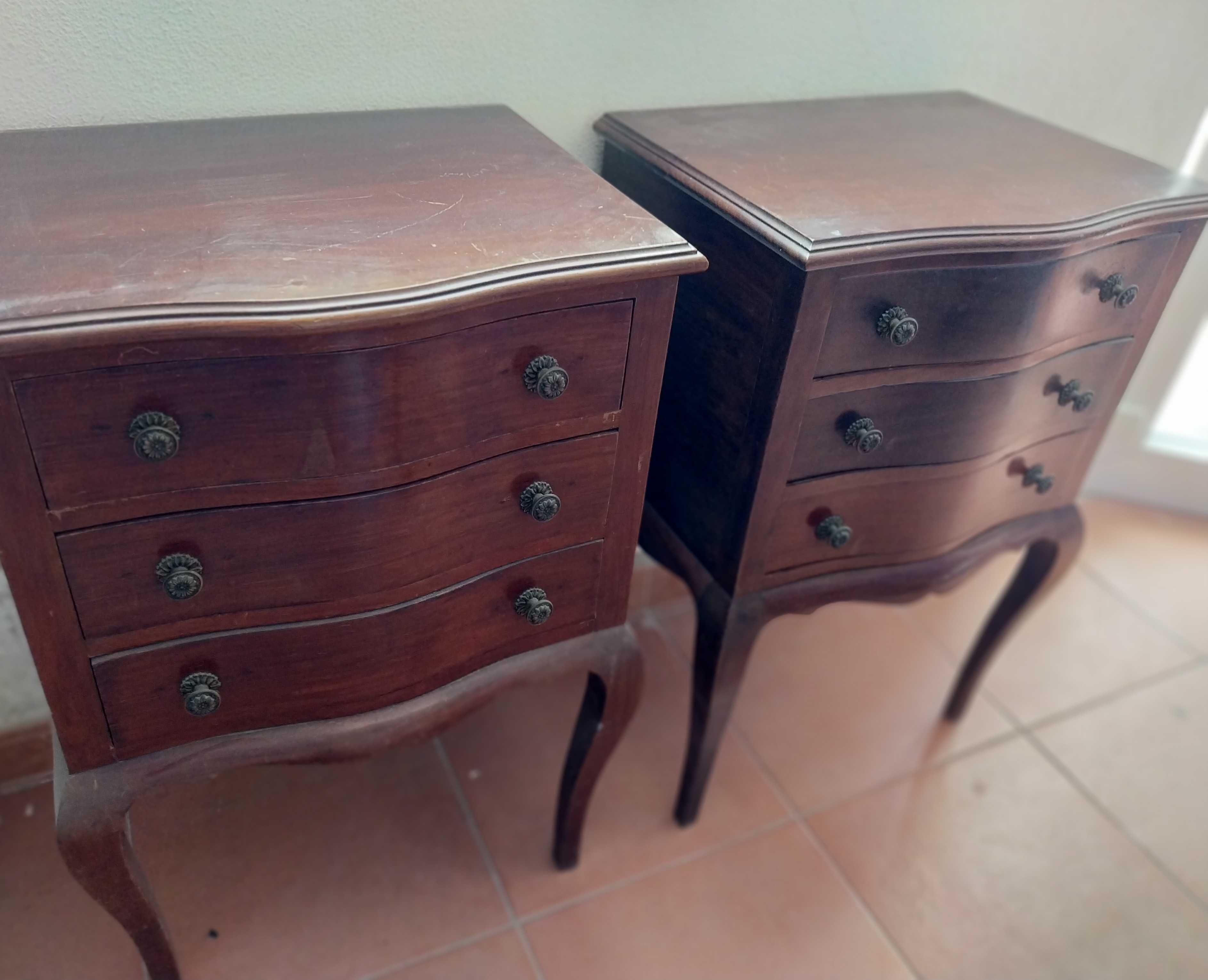 duas mesas de cabeceira antigas estilo D. Maria I