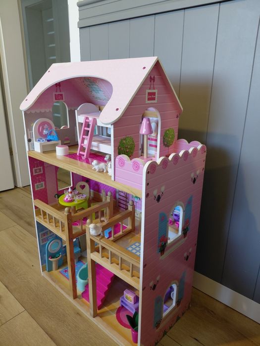 Drewniany domek barbie.