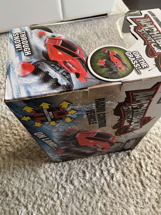 Машинка яка їздить по снігу та піску й по воді