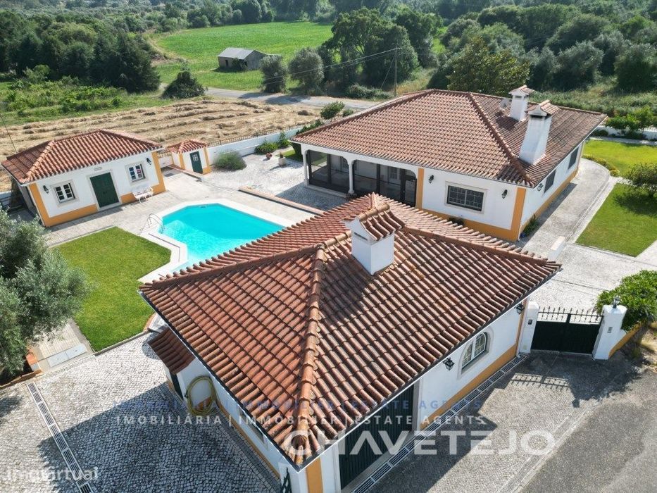 Encantadora casa de campo composta por 3 quartos , varios anexos e ...