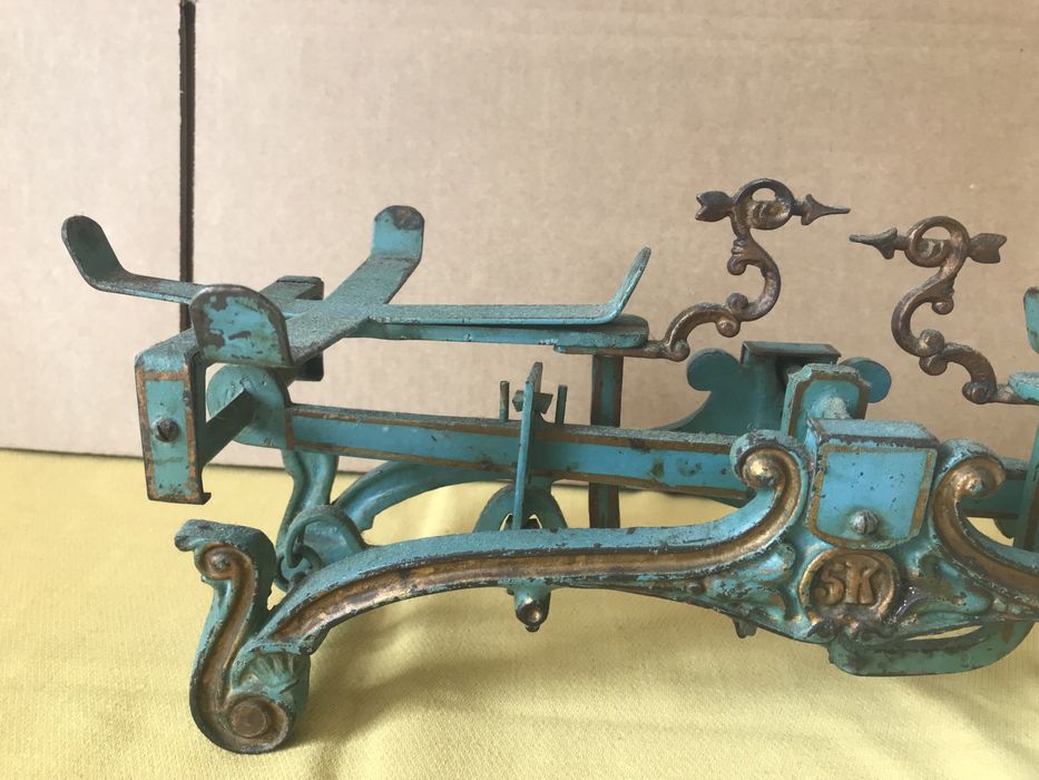 Stara żeliwna zabytkowa waga szalkowa