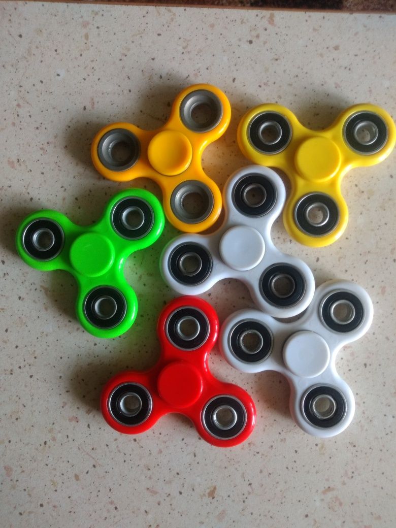 W Zestawie 6 Sztuk Fidget Spinnery.