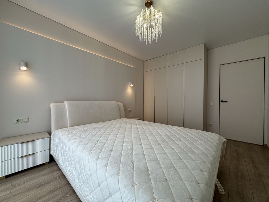 Центр міста, стильна 1.5 кімнатна з меблями та технікою – вид на гори!