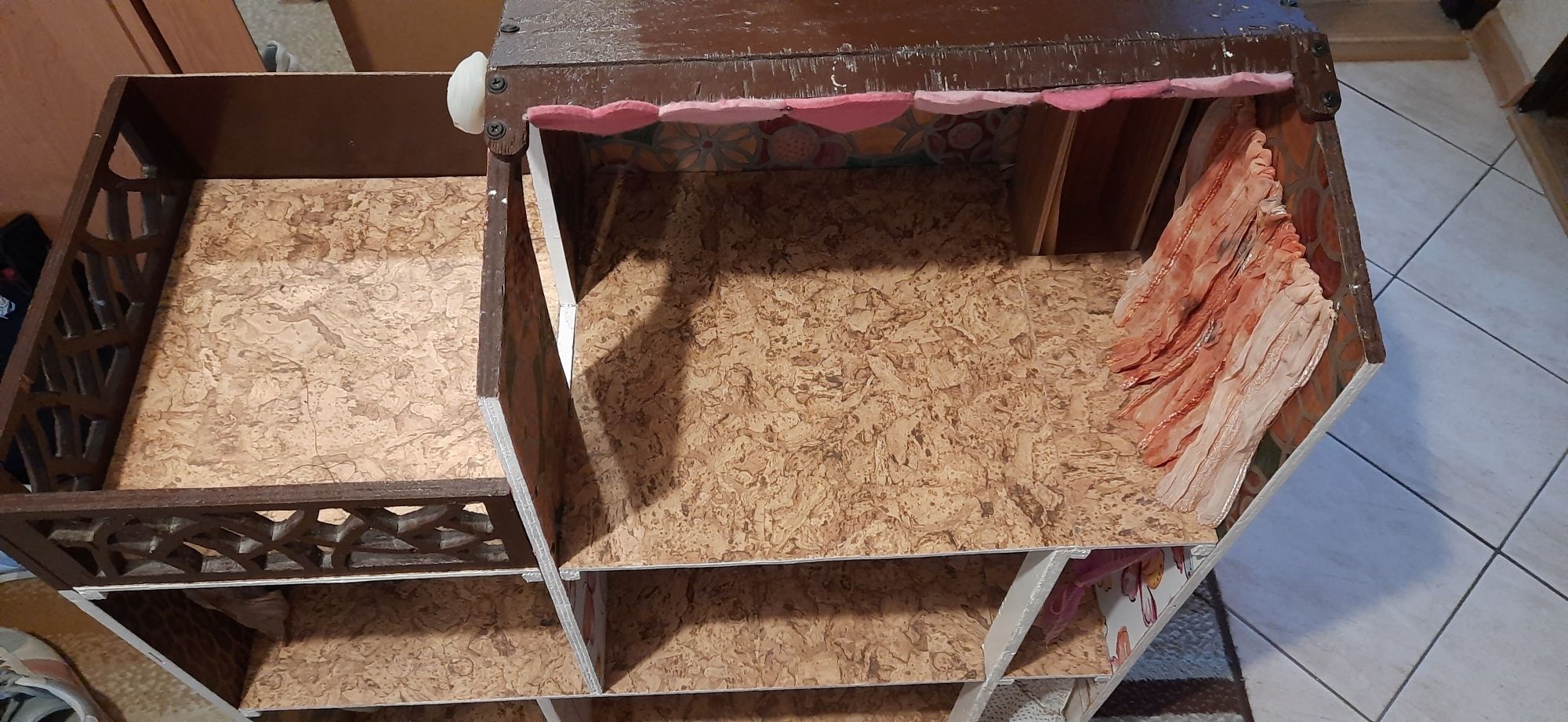 Domek drewniany dla lalek, mebelki, łóżka, regały, kołderki