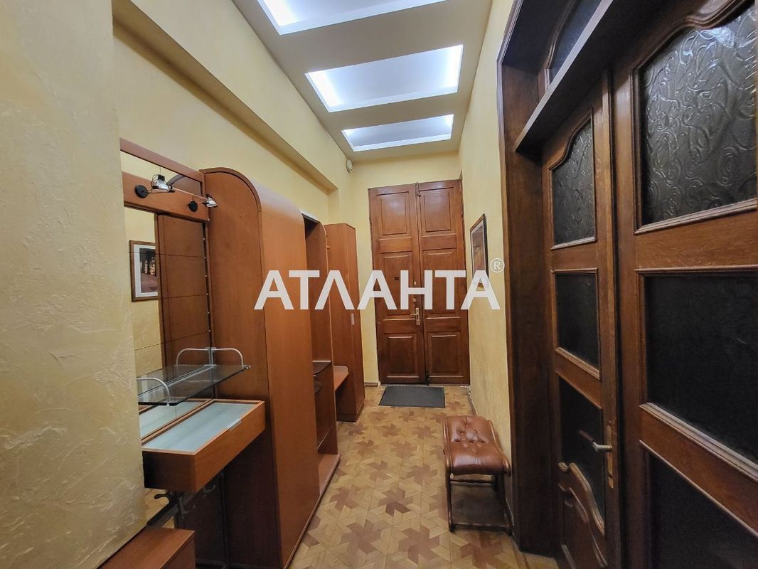 4-комнатная квартира с ремонтом на ул. Софиевской, Центр