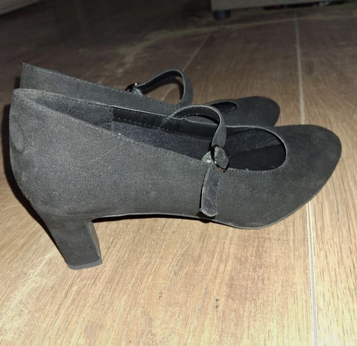 Czółenka z paskiem na obcasie