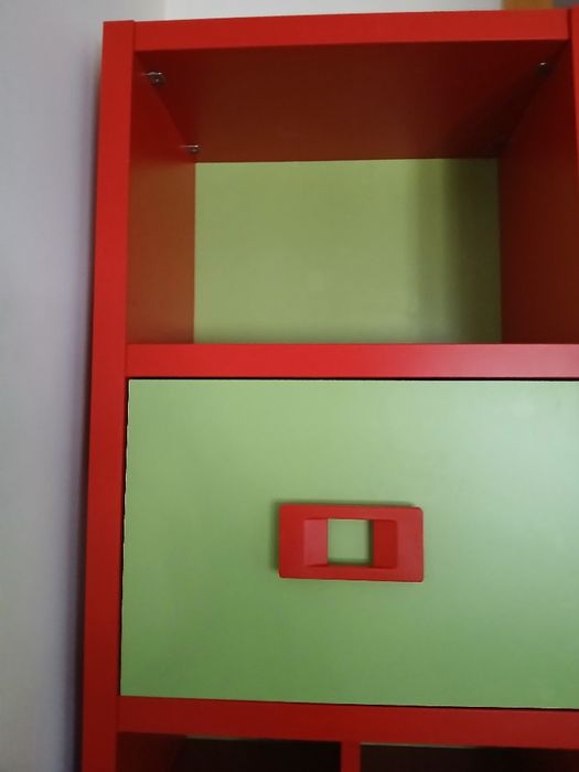 Estante quarto vermelha/verde