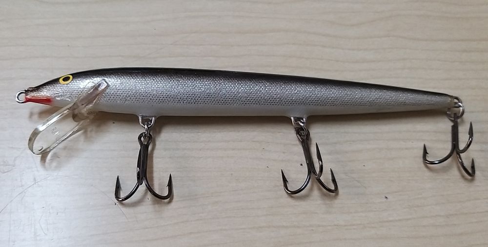 Rapala em madeira de balsa.