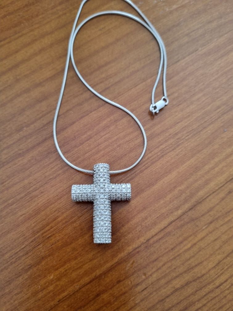 Cruz com fio com 145 diamantes ouro peso 15 grs